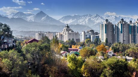 Blick auf die Stadt Almaty in Kasachstan / © podgorakz (shutterstock)