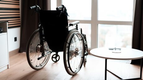 Ein Rollstuhl / © VGstockstudio (shutterstock)