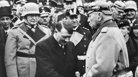 Paul von Hindenburg und Adolf Hitler (shutterstock)