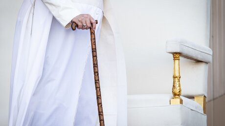 Papst Franziskus mit Gehstock / © Romano Siciliani (KNA)