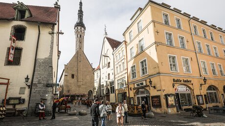 Das historische Rathaus in Tallinn, Estland. / © Markus Nowak (KNA)
