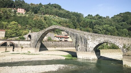 Die Brücke Ponte della Maddalena über dem Fluss Serchio in Borgo a Mozzano (Italien) / © Paula Konersmann (KNA)