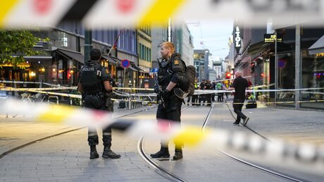 Norwegen, Oslo: Polizisten bewachen den Tatort vor einem Nachtclub in der norwegischen Hauptstadt Oslo / © Javad M. Parsa/NTB (dpa)