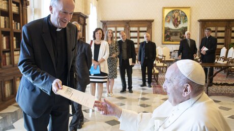Pater Stefan Kiechle SJ trifft den Papst am 19. Mai 2022 im Vatikan. / © privat
