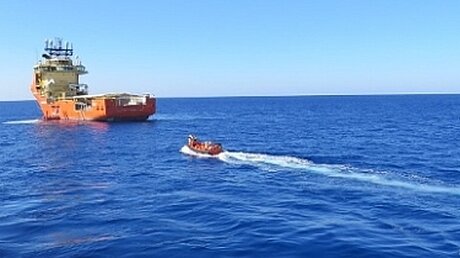 Die geretteten Menschen werden auf das Schiff „MV Siem Pilot“ der EU-Grenzschutzagentur FRONTEX gebracht. / © Tender Werra (Bundeswehr)