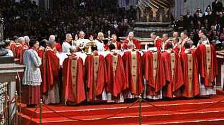 II. Vatikanisches Konzil: Papst Paul VI. hier mit Bischöfen aus fünf Erdteilen  (KNA)