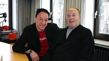 Tommy Millhome mit Roger Chapman im domradio-Studio (DR)