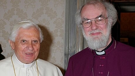 Treffen am Samstag: Papst Benedikt XVI. und Bischof Williams (KNA)