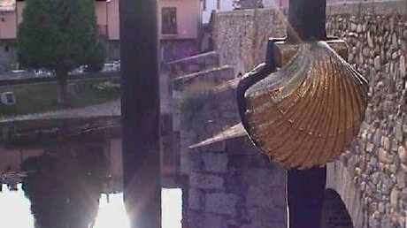 Jakobsweg nach Santiago de Compostela: Im Wappen auch die Pilgermuschel (DR)