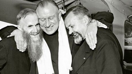Der "Fliegende Pater" Paul Schulte (m.) feiert Wiedersehen mit zwei französischen Missionaren (KNA)