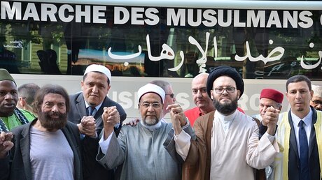 Imame setzen Zeichen gegen Terrorismus  / © Sebastian Kunigkeit (dpa)