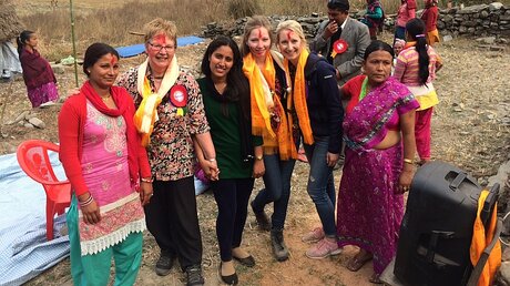 Reporterin Hannah Radke (z.v.r.) unterwegs in Nepal / © Hannah Radke (DR)