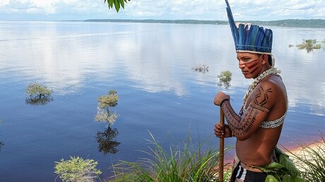 Indigener am Ufer des Rio Negro in Amazonien / © Thomas Milz (KNA)