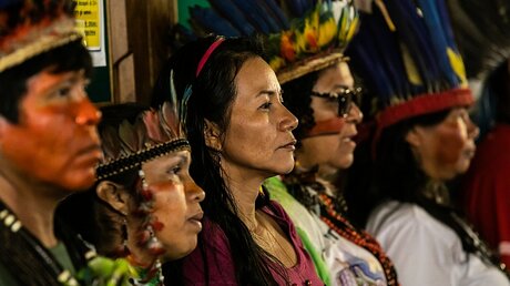 Indigene aus dem Amazonasgebiet bei einer religiösen Versöhnungsfeier / © Stefano Dal Pozzolo (KNA)