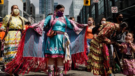 Indigene Demonstrantinnen beim Protestmarsch "Every Child Matters Walk" 01.07.2021 / © Christopher Katsarov (dpa)