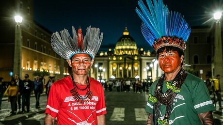 Indigene vor dem Petersdom / © Stefano Dal Pozzolo (KNA)