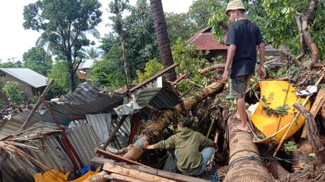 Indonesier bergen Gegenstände aus den Ruinen ihres Hauses nach einem Erdrutsch / © Ricko Wawo (dpa)