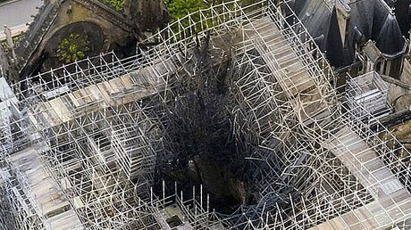 Eine Luftaufnahme der Pariser Kathedrale Notre-Dame zeigt die Brandschäden / © Gigarama.Ru (dpa)