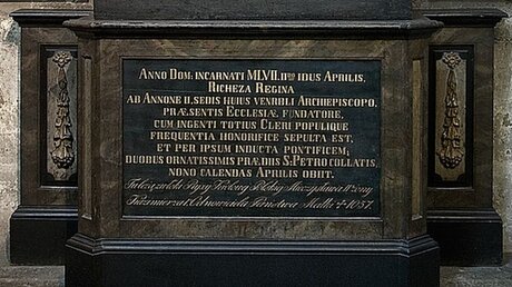 Inschrift des Grabmals von Königin Richeza (Kölner Dom)