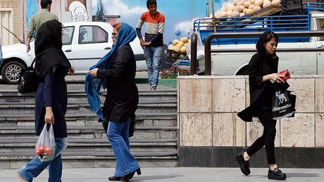 Straßenszene aus Teheran / © Abedin Taherkenareh (dpa)