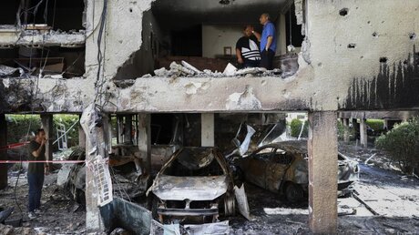 Israel, Petah Tikva: Zerstörte Häuser nach Raketenbeschuss / © Oded Balilty (dpa)
