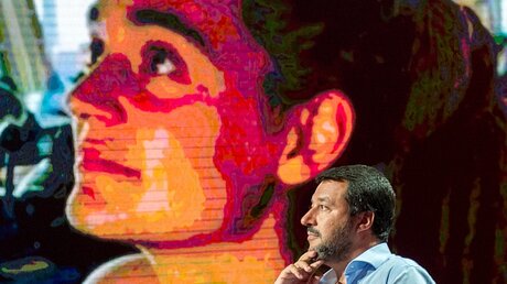 Italiens Innenminister Salvini vor einem Monitor, auf dem Sea-Watch-Kapitänin Rackete / © Carlo Cozzoli (dpa)