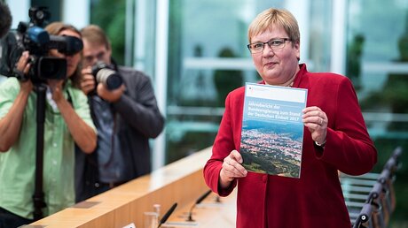 Iris Gleicke präsentiert den Jahresbericht zum Stand der Deutschen Einheit / © Bernd von Jutrczenka (dpa)