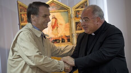  Jair Bolsonaro und der Erzbischof von Rio de Janeiro, Dom Orani Tempesta / © Silvia Izquierdo (dpa)