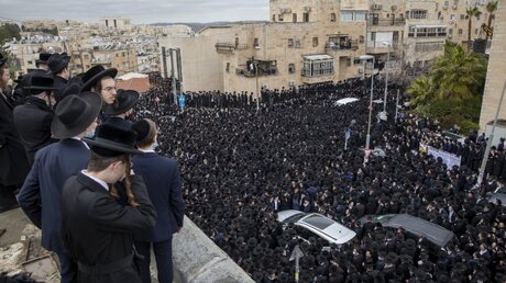 Jerusalem: Tausende von ultraorthodoxen Juden nehmen an der Beerdigung des Rabbiners Meshulam Dovid Soloveitchik teil / © Ariel Schalit (dpa)