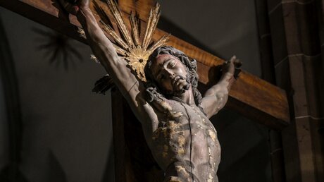 Jesus am Kreuz / © Harald Oppitz (KNA)