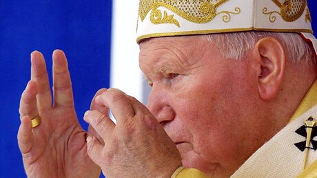 Johannes Paul II. 2001 in der Ukraine (KNA)