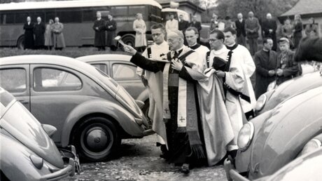 Josef Kardinal Frings segnet in Königstein "Fahrzeuge für Gott" (KiN)