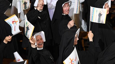 Jubelnde Nonnen in Lagiewniki  / © Daniel Dal Zennaro (dpa)