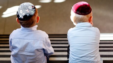 Zwei Jungen mit Kippa in Hamburg in der Talmud Tora Schule / © Daniel Bockwoldt (dpa)
