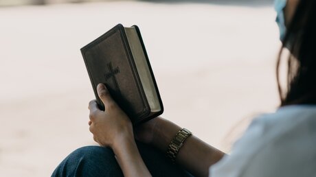 Juge Frau mit Mundschutz und einer Bibel / © palidachan (shutterstock)