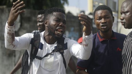Jugendliche bei Protesten in Lagos, Nigeria / © Sunday Alamba/AP (dpa)