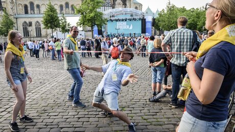 Jugendliche tanzen Limbo auf dem Domplatz / © Julia Steinbrecht (KNA)