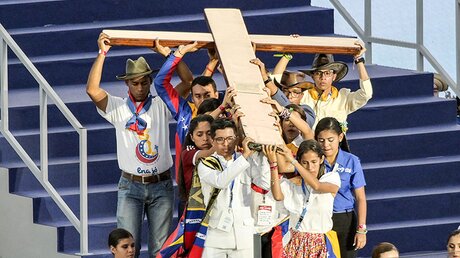 Jugendliche tragen ein großes Holzkreuz beim Weltjugendtag 2019 / © Cristian Gennari (KNA)
