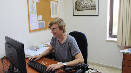 Justus Raasch an seinem Schreibtisch in der Bethlehem-Universität / © privat (DVHL)