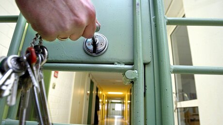 Blick in einen verschlossenen Gefängnisflur einer JVA / © Marcus Führer (dpa)