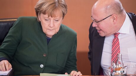 Bundeskanzlerin Angela Merkel (CDU) und Kanzleramtsminister Peter Altmaier (CDU) beraten im Bundeskanzleramt. / © Kay Nietfeld (dpa)