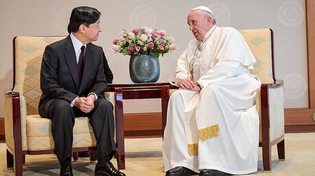 Kaiser Naruhito und Papst Franziskus im Gespräch / © Vatican Media (KNA)