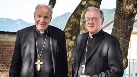 Kardinal Christoph Schönborn (l.) und Alois Schwarz, ernannter Bischof von Sankt Pölten / © Paul Wuthe (KNA)