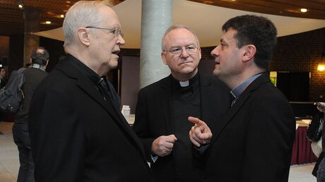 Kardinal Cordes, Regens Christen und Pater Gianluca Carlin / © Beatrice Tomasetti (DR)