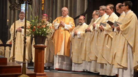 Kardinal Müller mit Mitzelebranten beim Jahrgedächtnis für P. Werenfried / © Beatrice Tomasetti (DR)