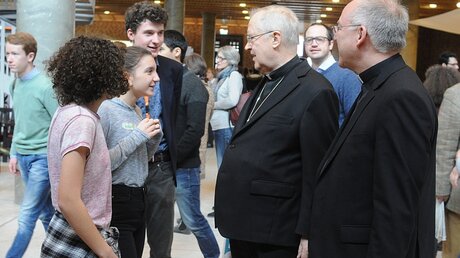 Kardinal Paul Cordes und Regens Romano Christen mit Jugendlichen im Gespräch / © Beatrice Tomasetti (DR)