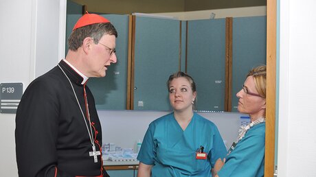 Kardinal Woelki bei einem Besuch 2015 im Gespräch mit Pflegerinnen des Bensberger Hospizes. / © Beatrice Tomasetti (DR)
