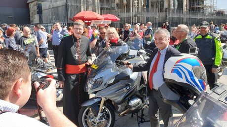 Kardinal Woelki und Innenminister Reul beim Motorrad-Treffen / © Viola Kick (DR)