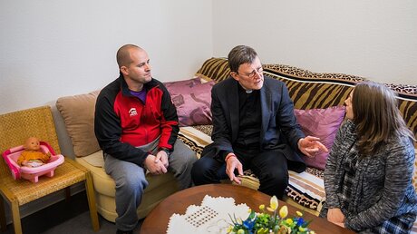 Kardinal Woelki im Gespräch mit Flüchtlingen / © Rolf Vennenbernd (dpa)