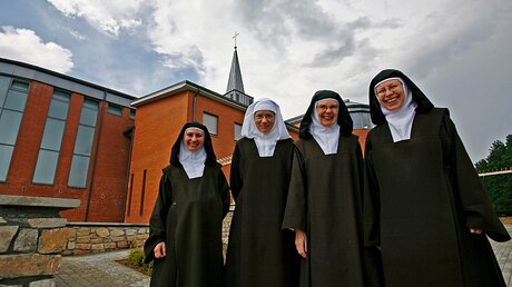 Karmelitinnen posieren vor ihrem Kloster in Ikskile / © Markus Nowak (KNA)
